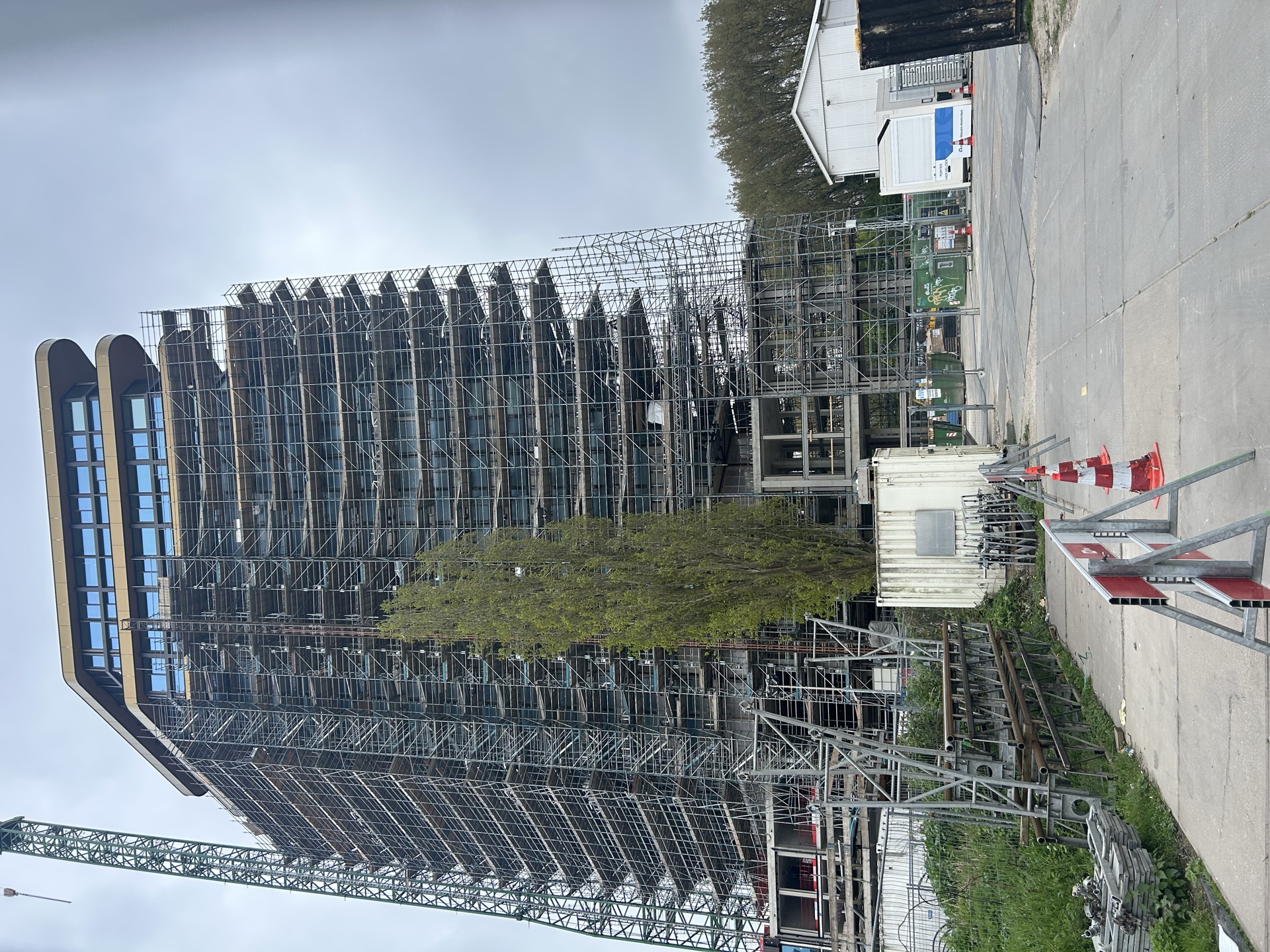 A torre envolvida em andaimes