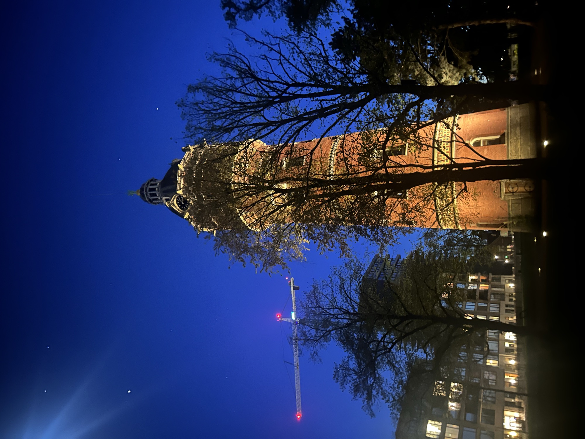 A Watertoren Zuidergasfabriek iluminada à noite
