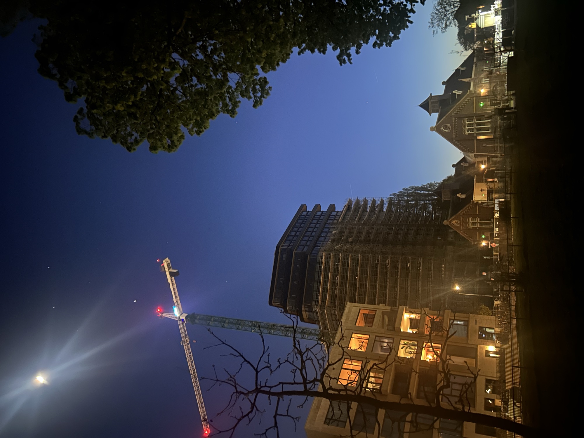 O Elements à noite, com o guindaste e a torre histórica