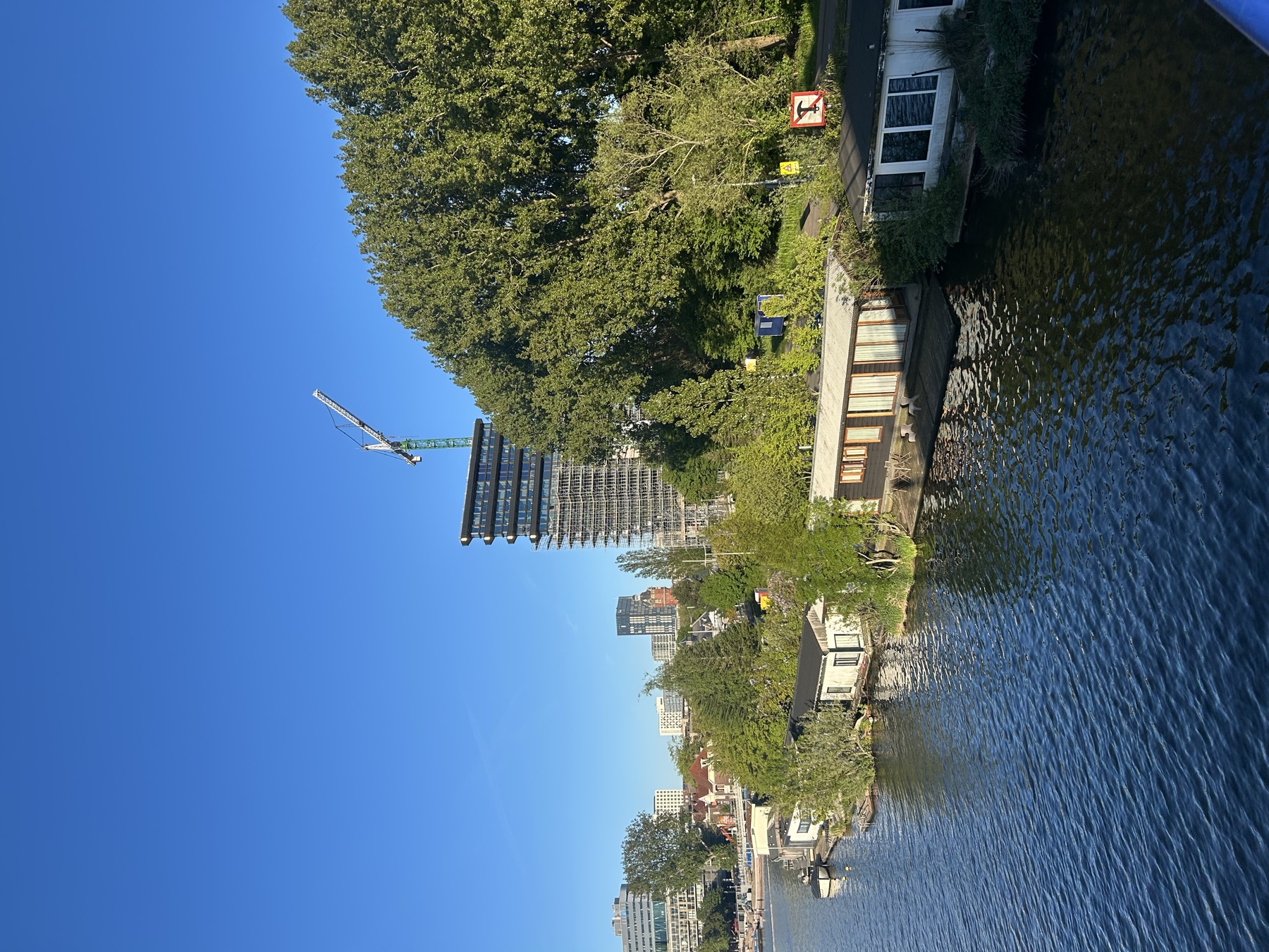 Casas-barco no Amstel, com o Elements ao fundo