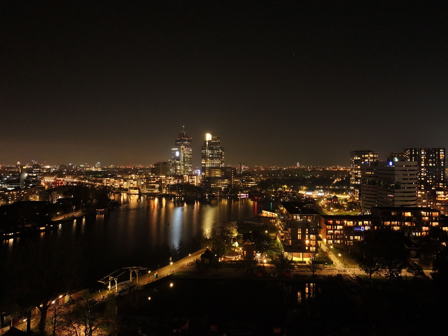 Vista para o leste à noite