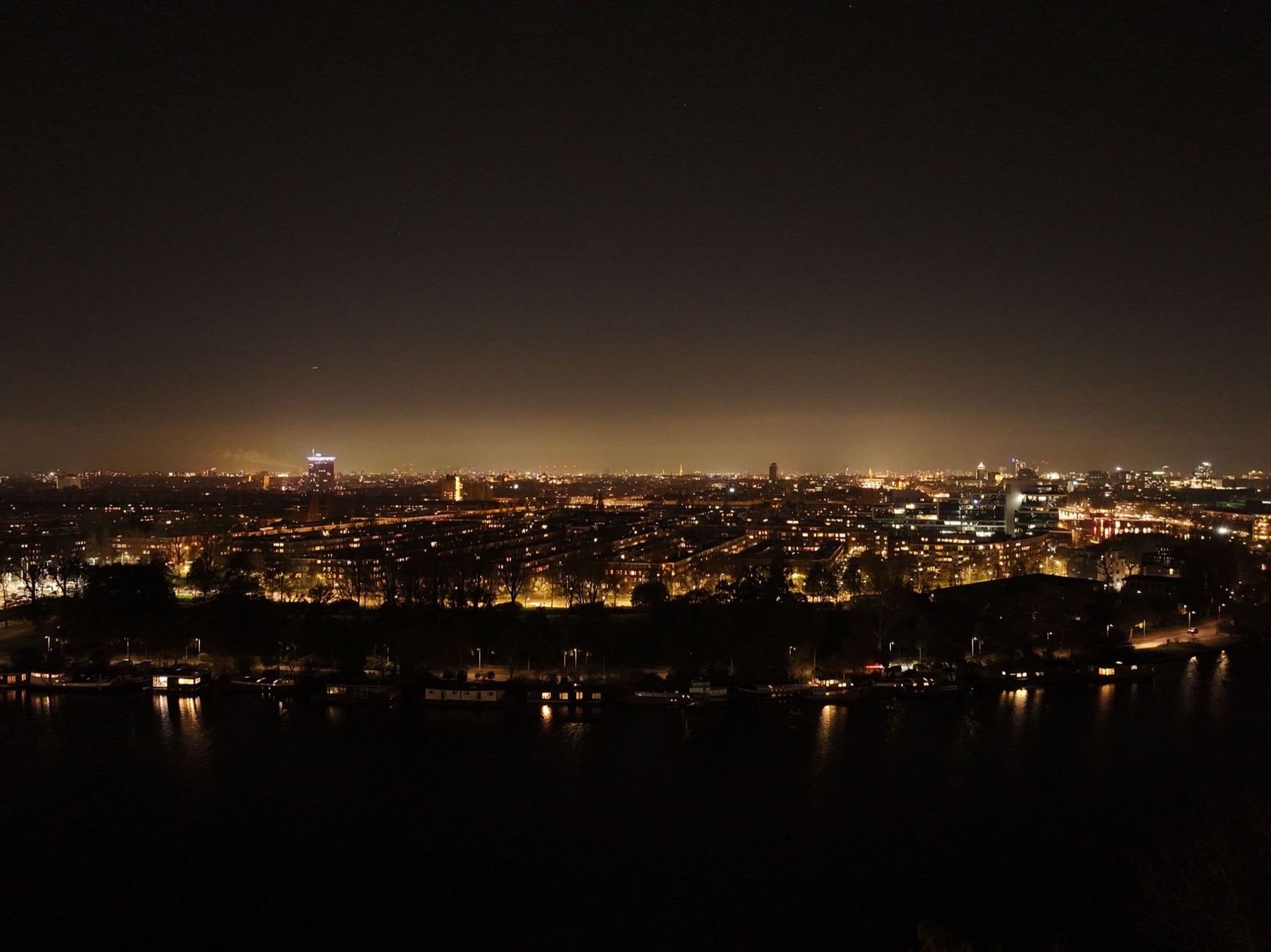 Vista para o norte à noite, com a cidade iluminada